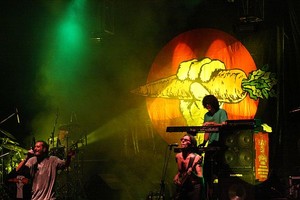 Mauricio Garín La escenografía montada con la imagen de su último álbum