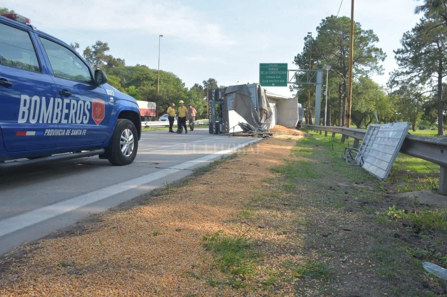 En circunvalación Constitución Nacional, un camión cargado de maíz volcó parte de su carga del acoplado cerca de las 5.30 am.