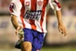 Foto: Luis Cetraro De volante a líbero: Ignacio  Tato  Canuto volverá a ocupar el puesto de último hombre en la línea de tres de Carlos Alberto Trullet para el juego del viernes.