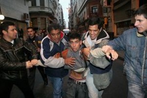 ELLITORAL_7202 |  LUCIANO THIEBERGER. DYN46, BUENOS AIRES 07/07/08, TRASLADO DE UN DETENIDO, LUEGO DE LOS INCIDENTES ENTRE INTEGRANTES DEL GRUPO QUEBRACHO Y DEL POLO OBRERO CON LA POLICIA, EN LA MANIFESTACION QUE SE DESARROLLABA EN PLAZA DE MAYO. FOTO: DYN/LUCIANO THIEBERGER.