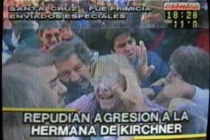 Agencia DyN La imagen televisiva de Crónica TV muestra ala ministra en medio de las agresiones.