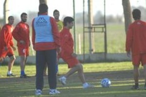 Flavio Raina Pichi al ángulo . Paulo Rosales remata de tiro libre intentando colgar la pelota en el ángulo, bajo la atenta mirada de Quiroz y el resto de sus compañeros.