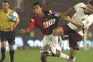 ALBERTO RAGGIO Genio y figura. Diego Valeri forcejea con Falcón. El  8  de Lanús fue la figura de su equipo. El  10  de Colón empezó a perder el equilibrio y se fue expulsado por doble amarilla.