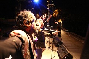 Mauricio Garín (Archivo) Tabaré Cardozo, junto a la murga uruguaya Agarrate Catalina. Esta foto es de la presentación pasada, en octubre del año pasado, en el Anfiteatro del parque Sur