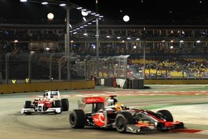 Agencia AFP Nocturno. Giran el inglés Lewis Hamilton con el McLaren-Mercedes y uno de los Toyota. En tanto, Barrichello está entonado y aguarda tener una gran actuación en Singapur.