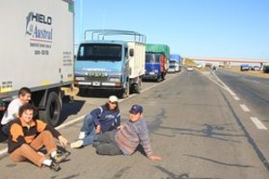 ELLITORAL_6511 |  Amancio Alem En la autopista y cerca del aeropuerto, los automóviles pasan pero los camiones no.