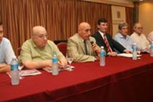 Mercedes Pardo Por la Unión Rojiblanca. El candidato a presidente, Juan Leonardo Vega, dirige la palabra a la concurrencia acompañado en la mesa por César Donna, Julio Baldi, Rubén Decoud, Raúl Lovaisa, Héctor Flamini y Luis Rodríguez Peragallo.