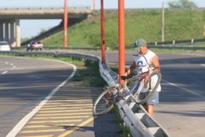 Mauricio Garín Los vecinos de La Guardia cruzan la ruta a pie o con la bicicleta a cuestas, porque el puente peatonal está muy lejos, argumentan. Los accidentes fatales se vuelven así un riesgo potencial.