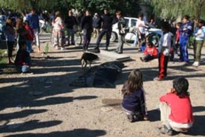 Luis Cetraro - El Litoral Niños rodean el cuerpo sin vida del adolescente asesinado en San Agustín II