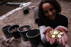 EFE Con una sonrisa de satisfacción, Nadine Ross, una de las voluntarias que trabaja con los arqueólogos, exhibe el pequeño tesoro que la fortuna puso en sus manos. Las monedas fueron acuñadas en oro, hace veinte siglos.