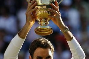 AFP Federer levanta el trofeo de su 6º Wimbledon