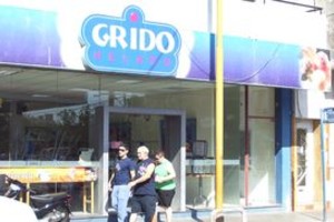 Danilo Chiapello La secuencia más violenta tuvo lugar en la heladería Grido. Un delincuente actuó armado con un picahielos. Durante su faena golpeó a una empleada.