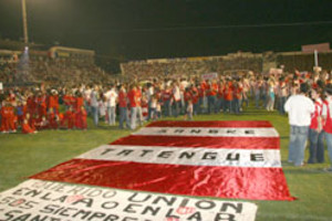 ELLITORAL_900 |  El Litoral Las banderas invaden el estadio tatengue.