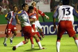 Mercedes Pardo Ya salió el  zurdazo  con destino de red. La  Chancha  Zárate ya lleva 5 goles en seis partidos de la era Gugnali.
