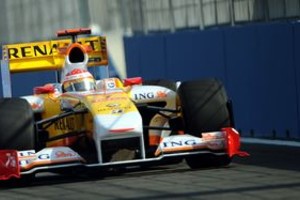 Agencia AFP Al frente. Lo soñado por los ibéricos, Fernando Alonso marcó un tiempazo sobre el final de la tanda valenciana y se quedó con lo mejor del día. Detrás, los BrawnGP de Button y Barrichello. Badoer (Ferrari) culminó 18°.