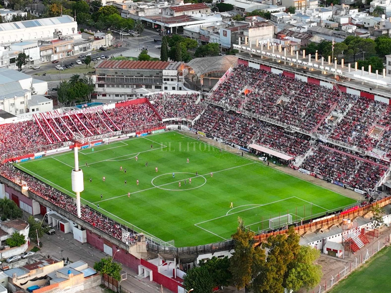 Desde el drone de diario El Litoral. La vistas del histórico día. Hacia de 1989 que no le ganaba a Unión de local.