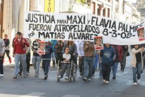Guillermo Di Salvatore Los manifestantes se movilizaron por San Jerónimo, llevando pancartas con su denuncia y el rostro del recordado Maxi.