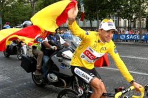 AFP 2008 Tour de France winner Spanish co-team leader Carlos Sastre (CSC/Den) waves a Spanish flag as he rides in a honour lap on the Champs-Elysees, on July 27, 2008, at the end of the 143 km twenty-first and last stage of the 2008 Tour de France run between Etampes and Paris Champs-Elysees. Belgian Gert Steegmans (Quick Step/Bel) won ahead of German Gerald Ciolek (Columbia -ex-High Road/US) and best sprinter green jersey Spanish Oscar Freire (Rabobank/Ned).  AFP PHOTO JOEL SAGET