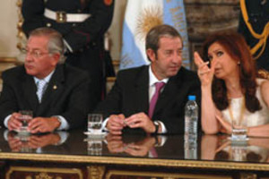 Telam Télam Buenos Aires, 21/12/07
La presidenta Cristina Fernández, junto al vicepresidente Julio Cobos y presidente de la Cámara de Diputados, Eduardo Fellner, en el acto de presentación en Casa de Gobierno el Plan de Uso Racional de la Energía, donde dijo que "el siglo XXl tendrá como ejes alimentos y energía".
Foto: Enrique Cabrera/Télam/jc