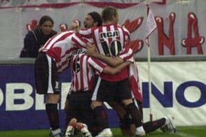 Telam Telam La Plata 28-09-08Estudiantes derrotó esta tarde a Gimnasia y Esgrima por 3-1, en la edición 144ta. del clásico platense en el marco de la octava fecha del Campeonato Apertura de primera divisiónFoto:Carlos Cermele/Telam/cf