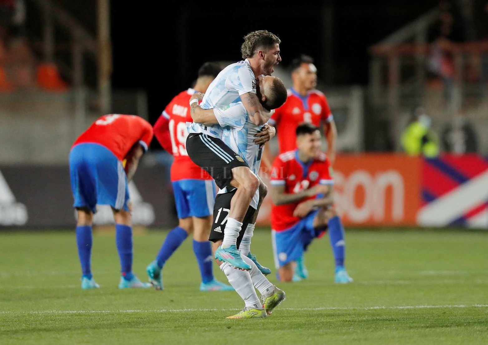 Por las eliminatoria para ingresar al Mundial de fútbol, Argentina venció 2 a 1 a Chile. Lleva 28 partidos sin perder.