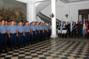 ELLITORAL_4842 |  Eduardo Salva Esta mañana, en el hall de la Jefatura, autoridades políticas y policiales dieron la bienvenida a cincuenta nuevos suboficiales que harán tareas de prevención en la ciudad.