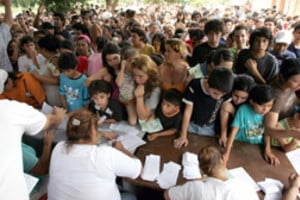 Andrés Cristaldo Centenares de personas se agolpan en Villa Elisa, una localidad paraguaya, para recibir la inmunización.