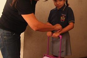 ELLITORAL_12395 |  Amancio Alem El primer día de la escuela primaria suele ser un recuerdo imborrable. Evangelina termina de preparar a su hija Agustina.