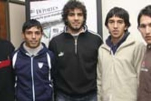 Flavio Raina Mauro Goette, Jorge Sniadowski, Alan Orgoroso, Guillermo Aguirre y Franco Truya. Santiago Chiaraviglio no sabía, Nicolás Bianchini faltó a la cita:  Tendrá que pagar un asado , sentenciaron sus compañeros.