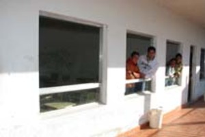 N Gallegos Dieciséis hojas de aluminio corredizas fueron robadas de la escuela.