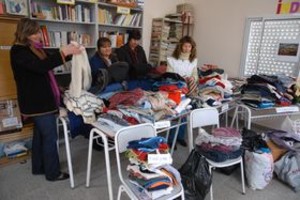 Néstor Gallegos Las docentes de la primaria Simón de Iriondo clasifican la ropa que fue donando la gente.
