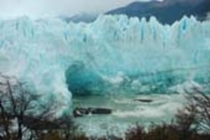 BAS02 - PARQUE NACIONAL LOS GLACIARES (ARGENTINA), 15/03/06.- Bloques de hielo se desprenden del puente natural del glaciar Perito Moreno y caen en aguas del Lago Argentino, en el Parque Nacional Los Glaciares en la provincia de Santa Cruz, en la patagonia argentina, el pasado 13 de marzo. EFE/El Calafate