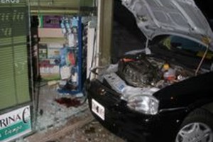 Alejandro Villar La joven fue despedida del habitáculo trasero del taxi para impactar con la vidriera de la farmacia de la esquina suroeste.