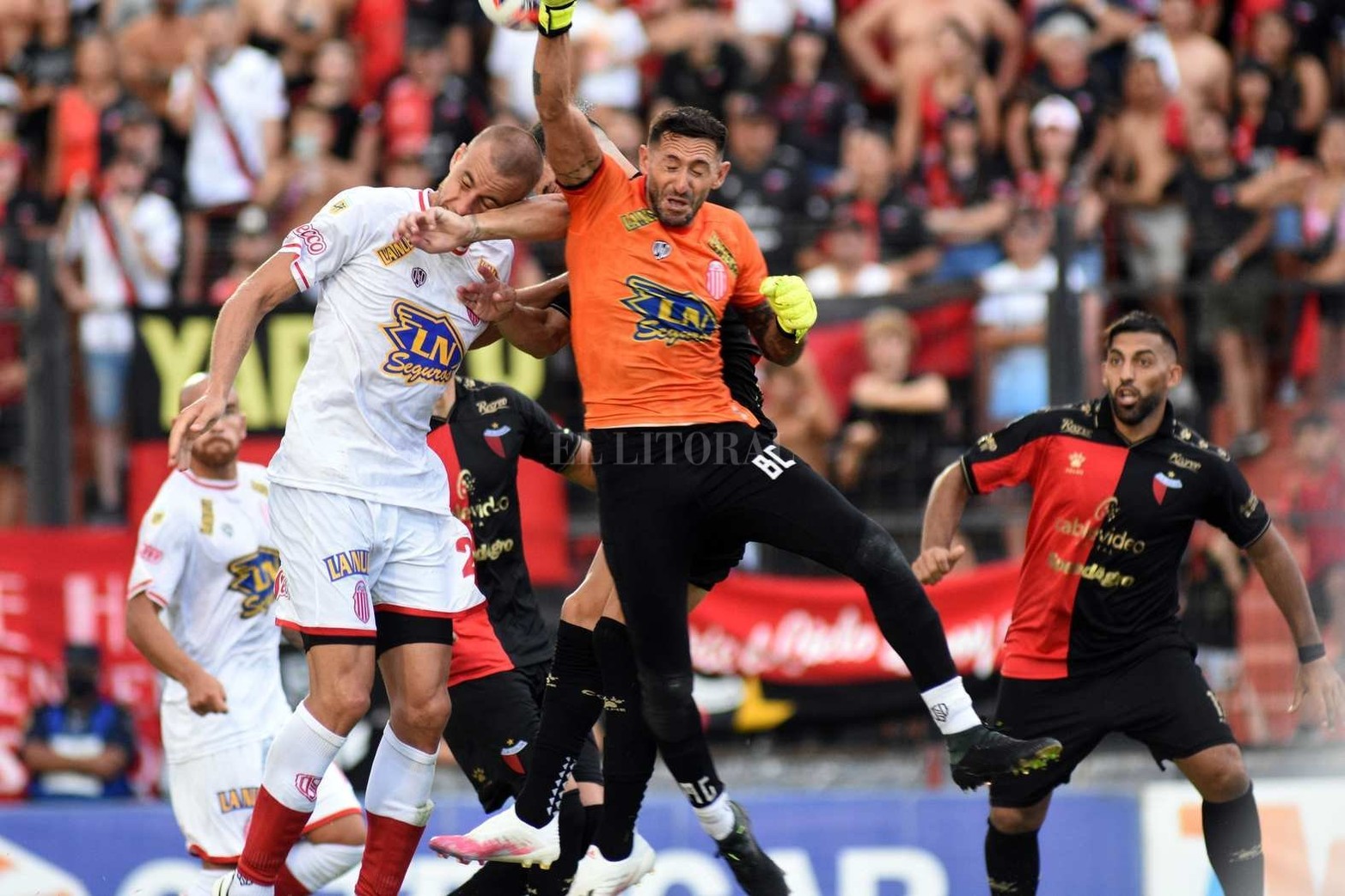 Colón le ganó a Barracas Central por 2 a 1 y llegó a 10 puntos disputada cuatro fechas.