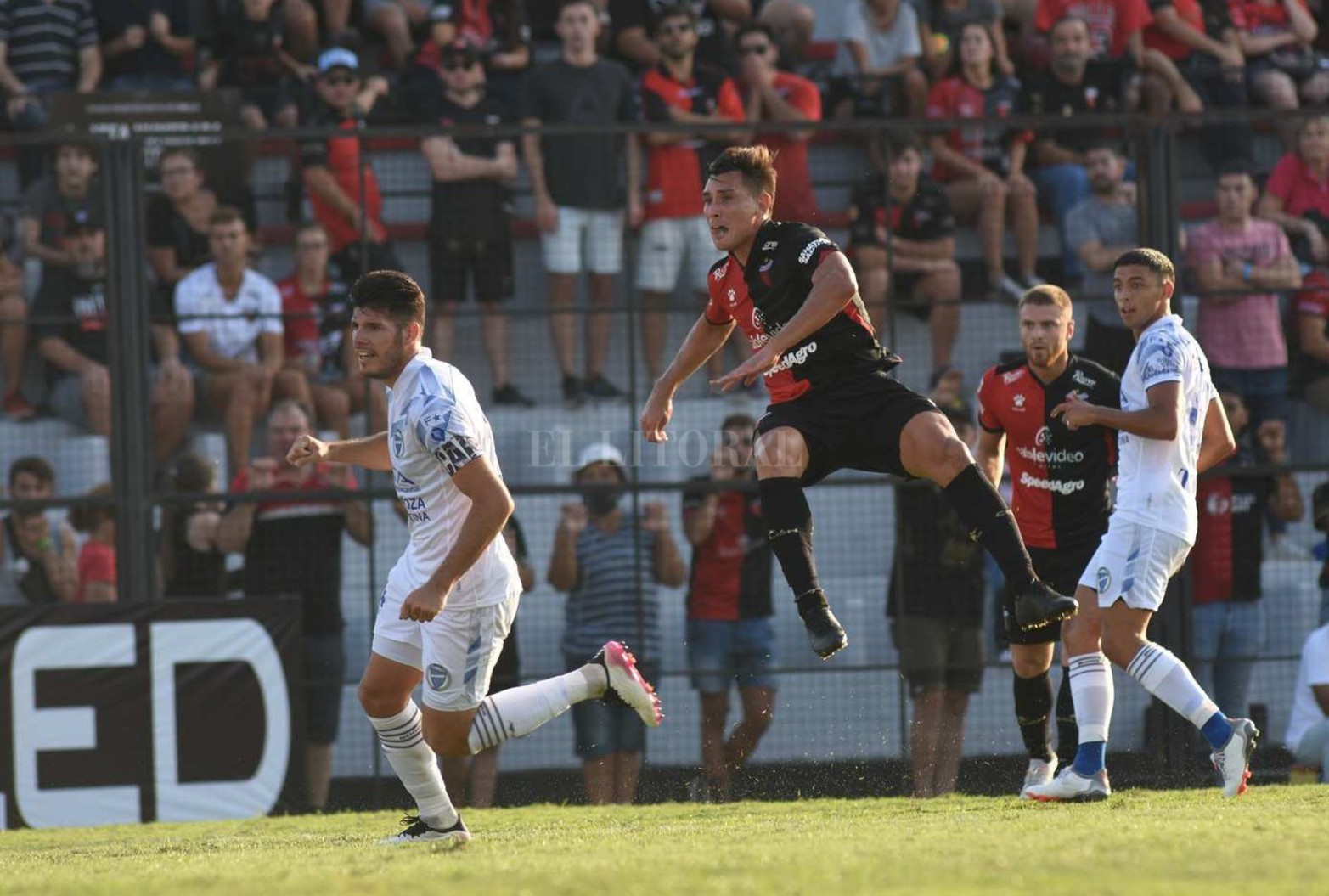 Vega, uno de los refuerzos. Colón derrotó 3 a 1 a Godoy Cruz por la segunda fecha de la Liga Profesional. El partido se jugó en Paraná.