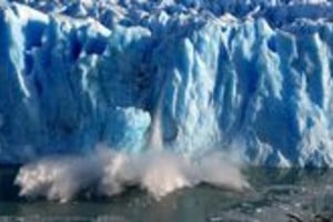 Archivo El Litoral BAS01. SANTA CRUZ (ARGENTINA), 08/07/08.- Vista de los desmoronamientos de hielo sobre el Canal de los Témpanos este 7 de julio de 2008, causados por la grieta generada por la presión del agua, en el dique natural formado en el glaciar Perito Moreno entre el brazo Rico y el Lago Argentino, en el Parque Nacional Los Glaciares, de la provincia Santa Cruz, Patagonia argentina. Dicho dique divide en dos al lago, y deja ver la perspectiva del gigantesco desmoronamiento de hielo que normalmente ocurre en los veranos cada cuatro ó cinco años atrayendo a miles de turistas. EFE/Ariel Molina