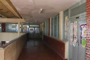 Amancio Alem Situación edilicia delicada. Producto de las intensas precipitaciones registradas días atrás, el cielorraso se está cayendo en la escuela Ballarini. Las clases, suspendidas hasta mañana.