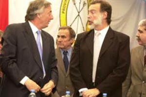 ELLITORAL_3039 | Di Salvatore Aparecido. En medio de los dos... Carlos Reutemann estuvo en Sauce Viejo. Y fue ovacionado.