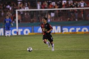 Mauricio Garín El elegido. Matías Oyola estará nuevamente por el sector izquierdo del mediocampo de Colón. Si le queda algún tiro libre cerca del área, el Pony irá con toda la fe.