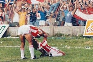 Archivo El Litoral La foto que inmortalizó al Indio, quien festejó así, de rodillas y mirando al cielo, ese gol ante Colón en el Centenario.