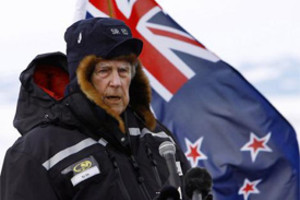 Archivo Sir Edmund Hillary at the 50th Anniversary of Scott Base celebrations in 2007.