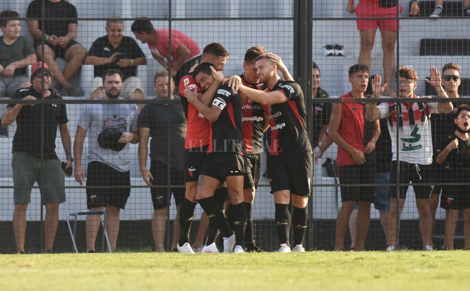 Festejo del primer gol del Pulga Rodríguez. Colón derrotó 3 a 1 a Godoy Cruz por la segunda fecha de la Liga Profesional. El partido se jugó en Paraná.