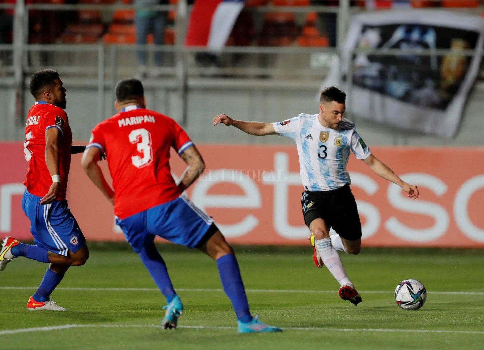 Por las eliminatoria para ingresar al Mundial de fútbol, Argentina venció 2 a 1 a Chile. Lleva 28 partidos sin perder.