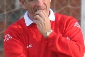 ELLITORAL_3710 |  Luis Cetraro Pensativo. Carlos Trullet no se fue del todo conforme con el equipo. Es el primero en saber que se ganó, pero que el rendimiento no fue el mismo del segundo tiempo con Ferro.