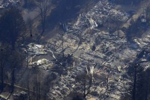 EFE El fuego arrasó poblaciones enteras.