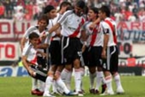 DYN DYN03, BUENOS AIRES 27/04/08, LOS JUGADORES DE RIVER FESTEJAN EL SEGUNDO GOL, DURATE EL PARTIDO FRENTE A ARGENTINOS JRS.FOTO:DYN/TONY GOMEZ.