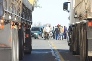 ELLITORAL_6689 |  Telam Gualeguaychù Entre Rios 15/06/08 - Los transportistas que van en direccion a Buenos Aires, cortaron totalmente la ruta 14 al poner sus camiones en doble fila por no poder pasar.