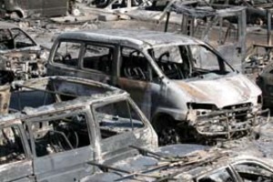 AGENCIA EFE Una docena de vehículos fue calcinada por el fuego anoche, en el estacionamiento de una playa de Peschini, región de Puglia, Italia. Las altas temperaturas han provocado incendios forestales en distintas regiones de Europa.