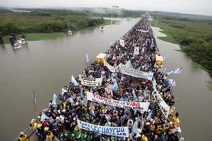 Archivo (EFE) Una marcha de ambientalistas realizada el 27 de abril de 2008, sobre el puente internacional San Martín, que une la ciudad de Gualeguaychú y la uruguaya de Fray Bentos, en protesta por la instalación de la planta de celulosa de la empresa finlandesa Botnia.
