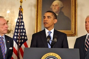 EFE El presidente de Estados Unidos, Barack Obama (c), realiza unas declaraciones para dar la bienvenida al partido Demócrata al senador Arlen Specter (i), junto al vicepresidente Josph Biden (d), hoy mércoles 29 de abril de 2009 en la Casa Blanca de Washington.